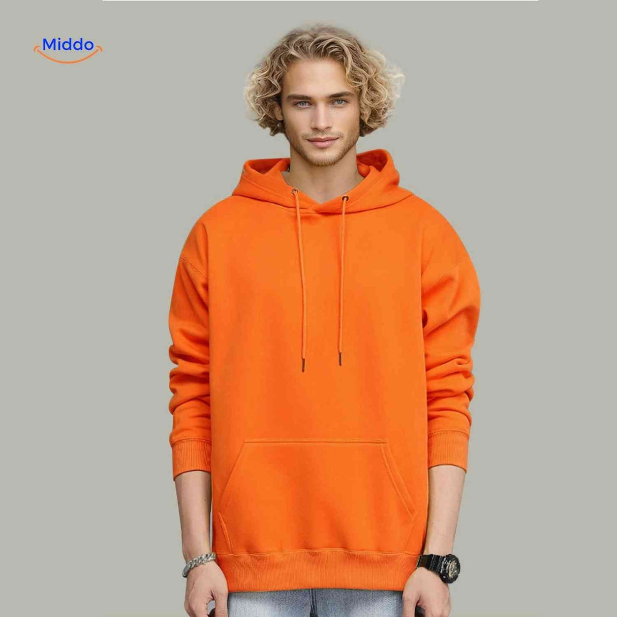 hoodie polaire orange porté en situation par un modèle, look décontracté