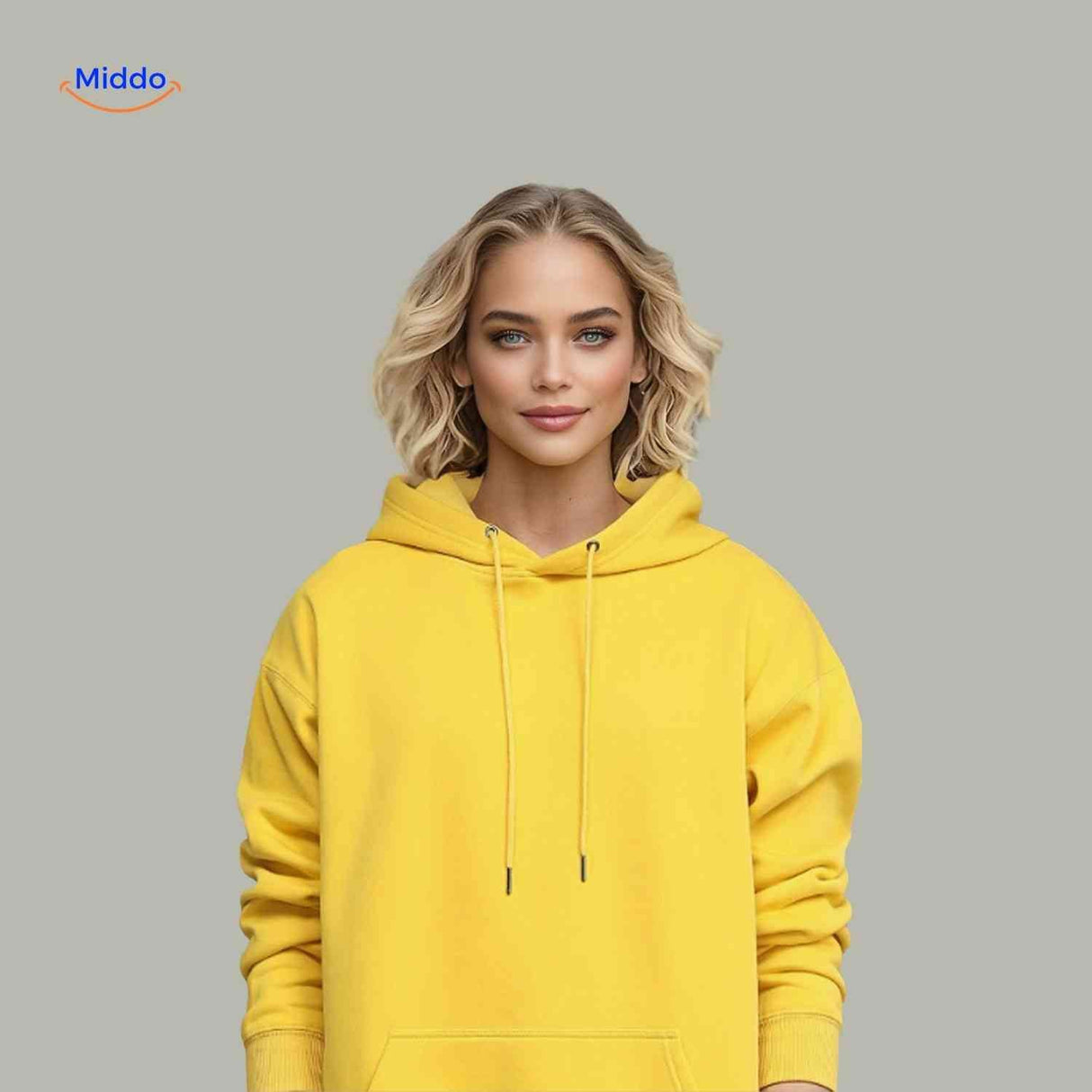 gros plan sur le hoodie polaire unisexe porté par un modèle