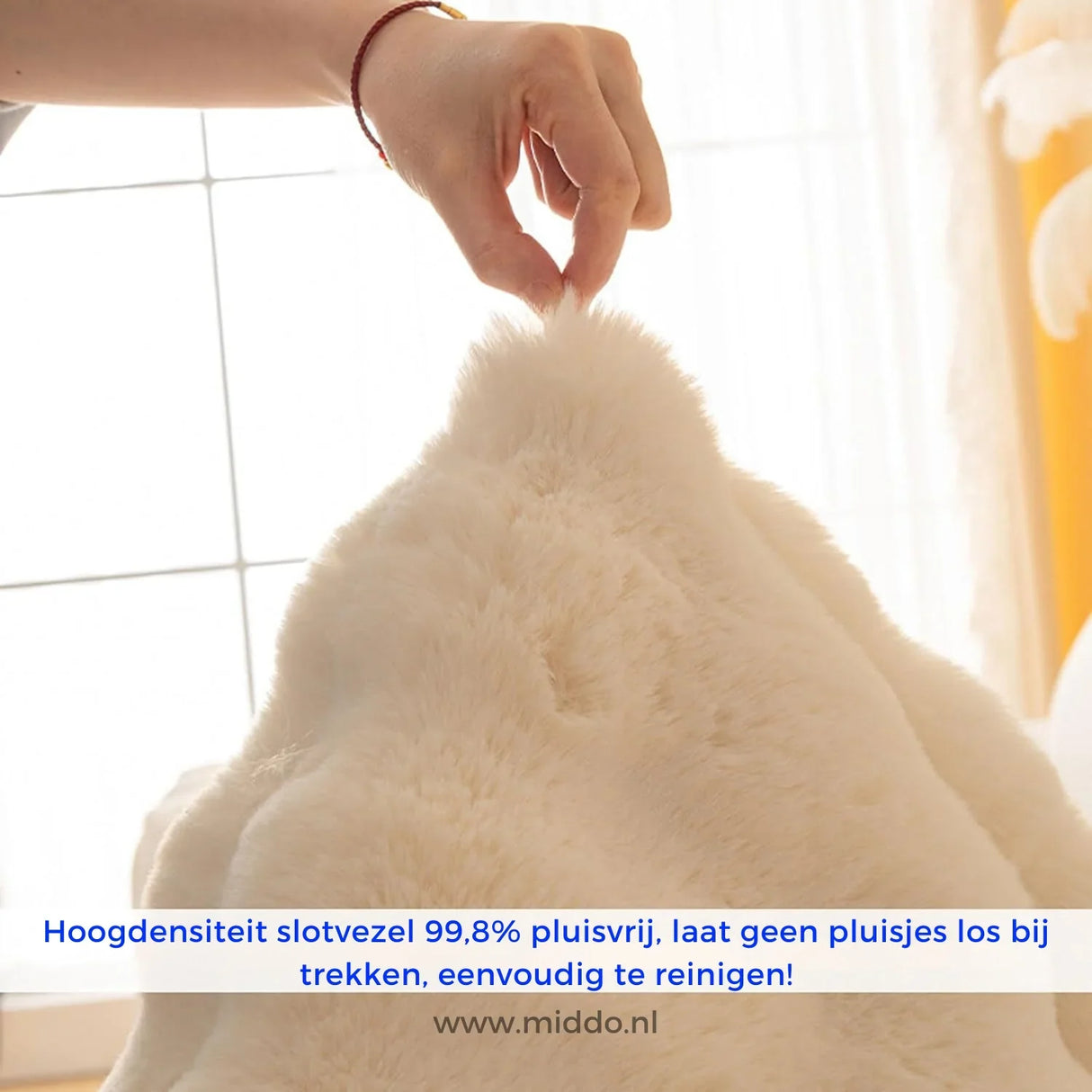 gros plan d'une main touchant le tissu doux et sans peluches d'une housse de meuble