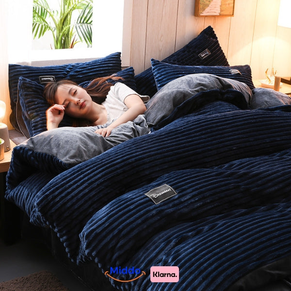 femme endormie sous une housse de couette en polaire bleu marine confortable et chaude