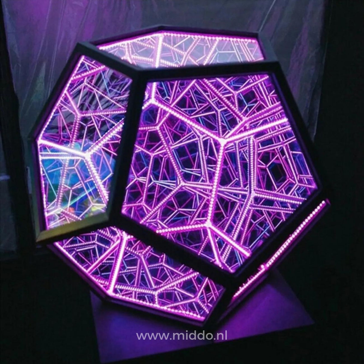 infinity light avec éclairage violet intense sur fond sombre, effet miroir sans fin hypnotique