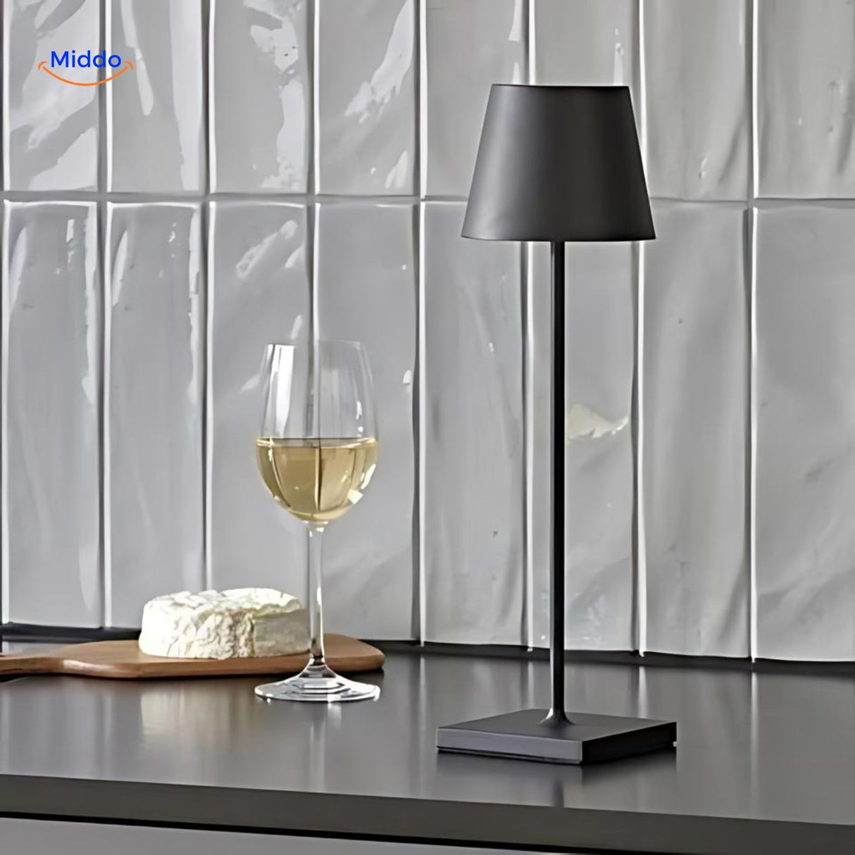 lampe led sans fil noire posée sur une table, éclairage d'ambiance dimmable pour intérieur