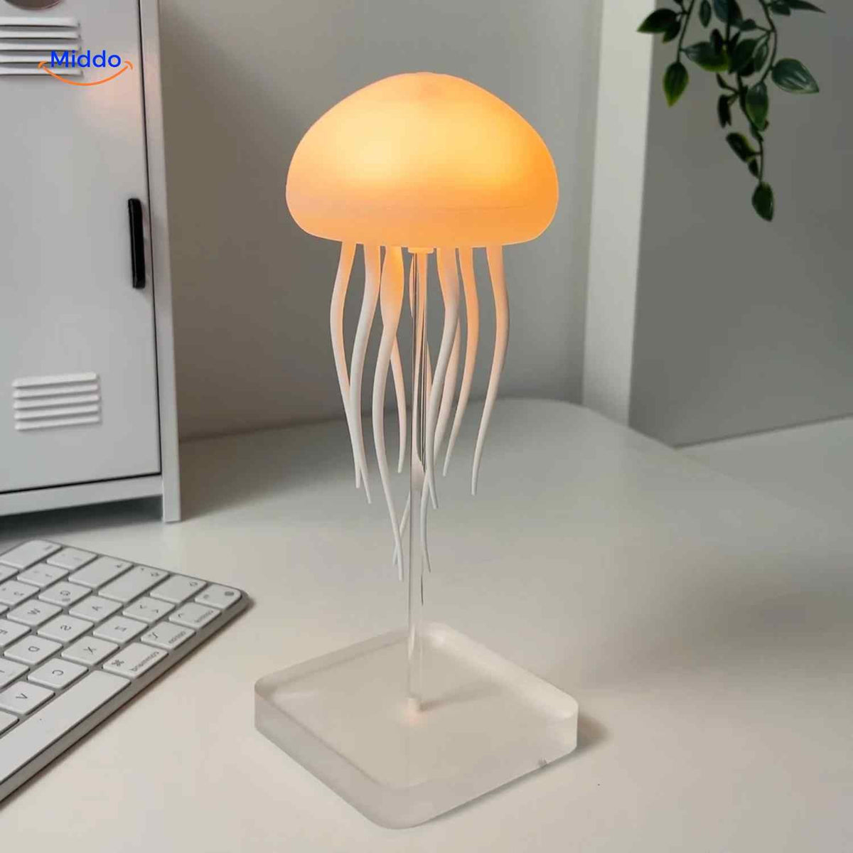 lampe méduse led orange chaleureuse posée sur un bureau, éclairage doux ambiance cosy