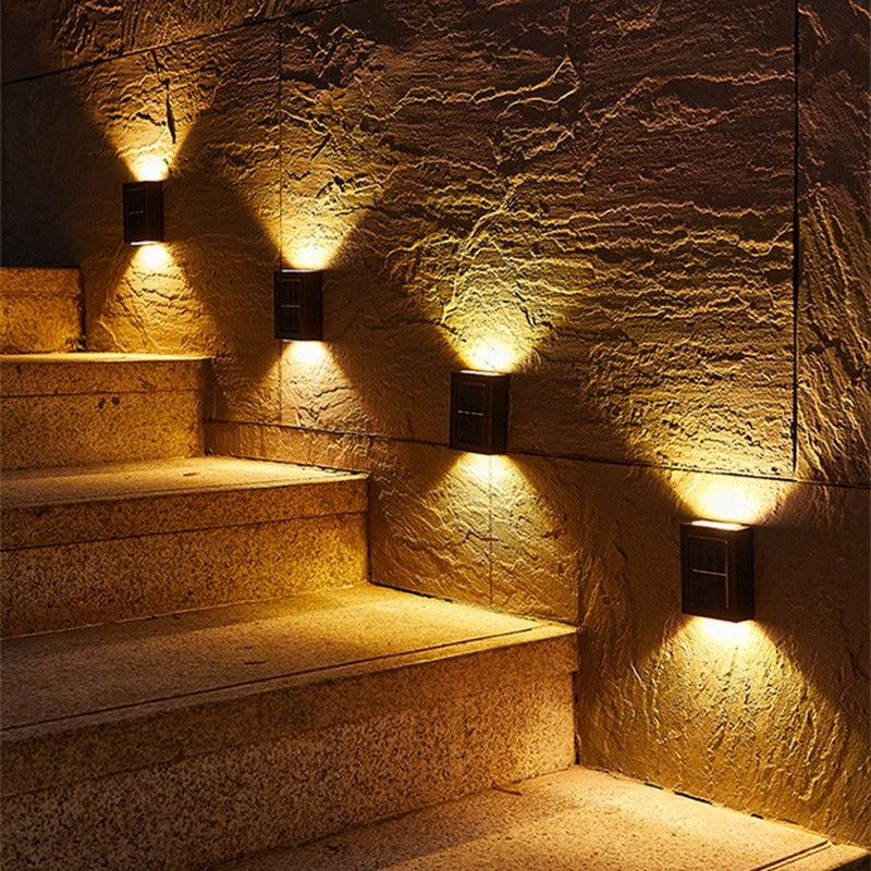 lampes solaires LED éclairant un escalier en pierre la nuit avec une lumière chaleureuse et atmosphérique