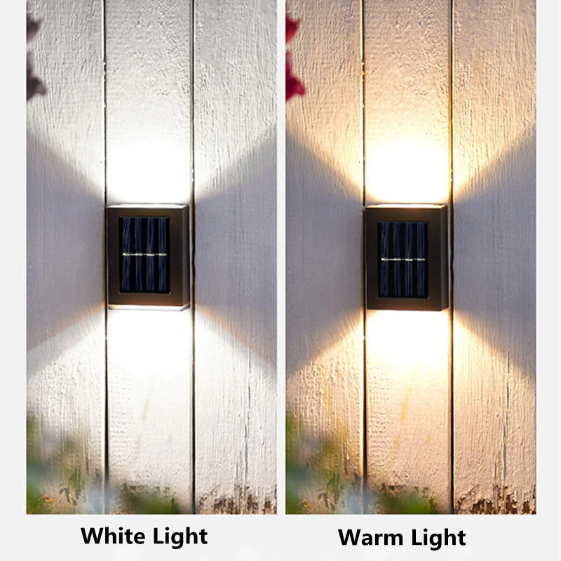 deux lampes solaires LED côte à côte sur mur en bois, comparaison lumière blanche et lumière chaude