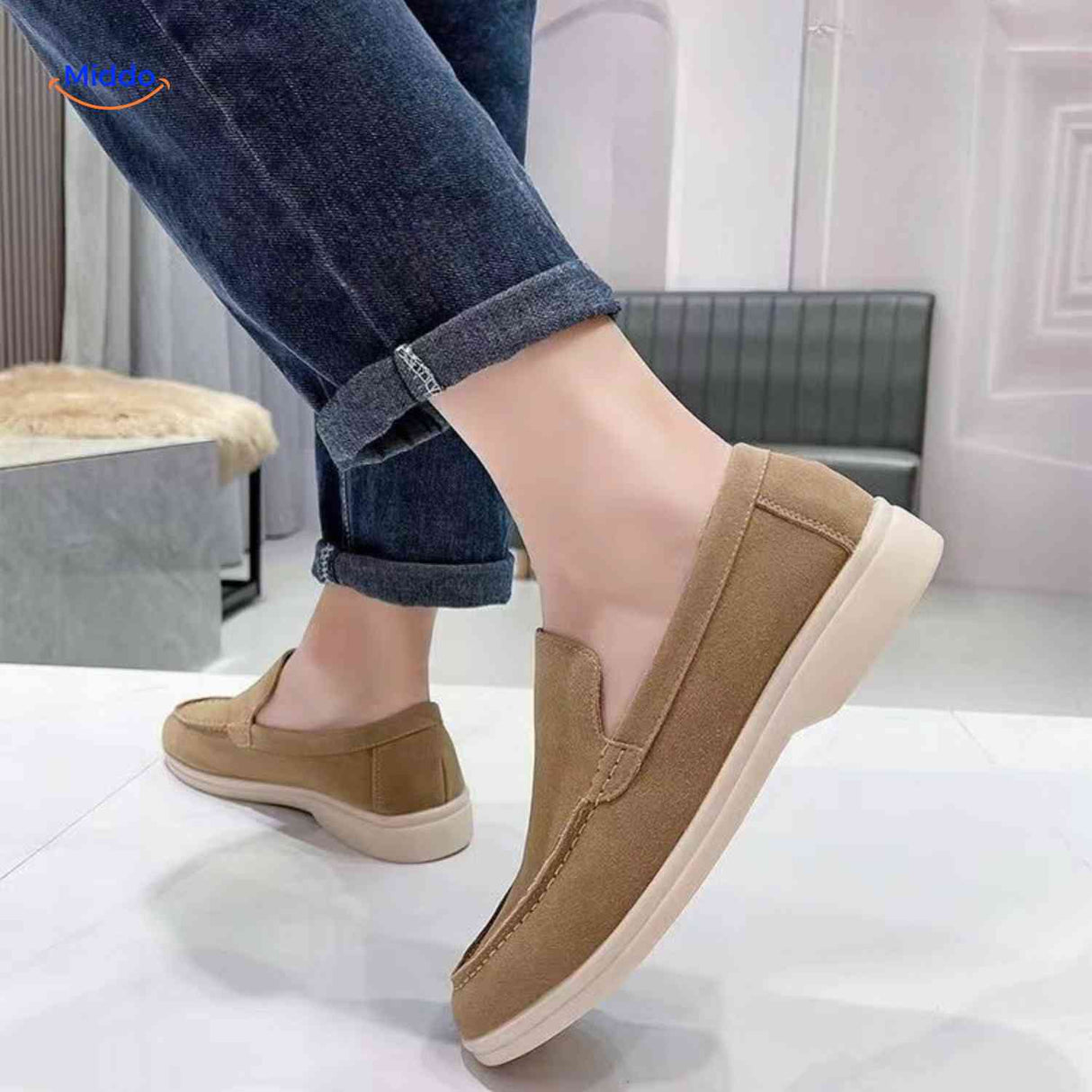 loafers suède couleur sable portés en situation, style mode homme décontracté