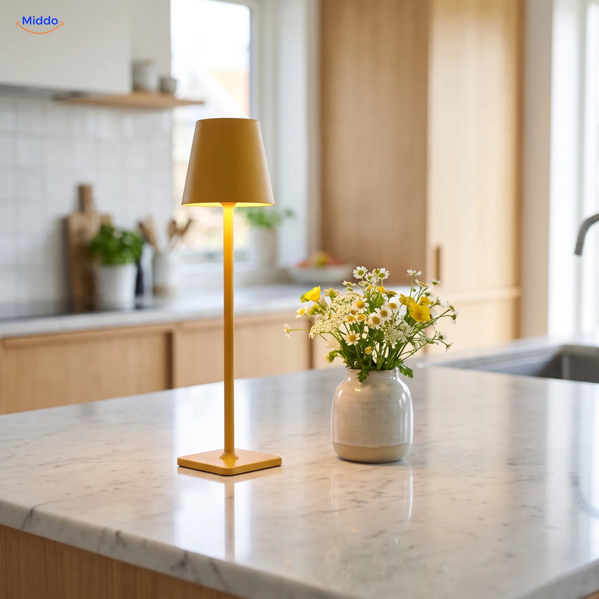 Lampe Lumiset jaune sur un plan de travail