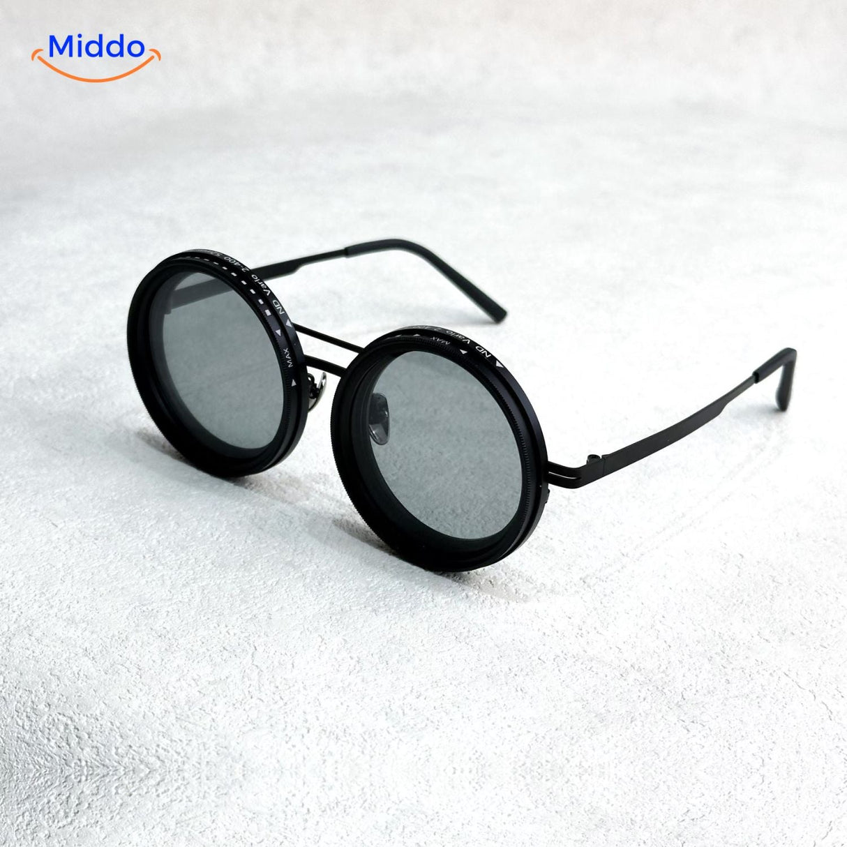 lunettes de soleil noires à monture métallique, vue de face, filtre lumineux réglable ND9