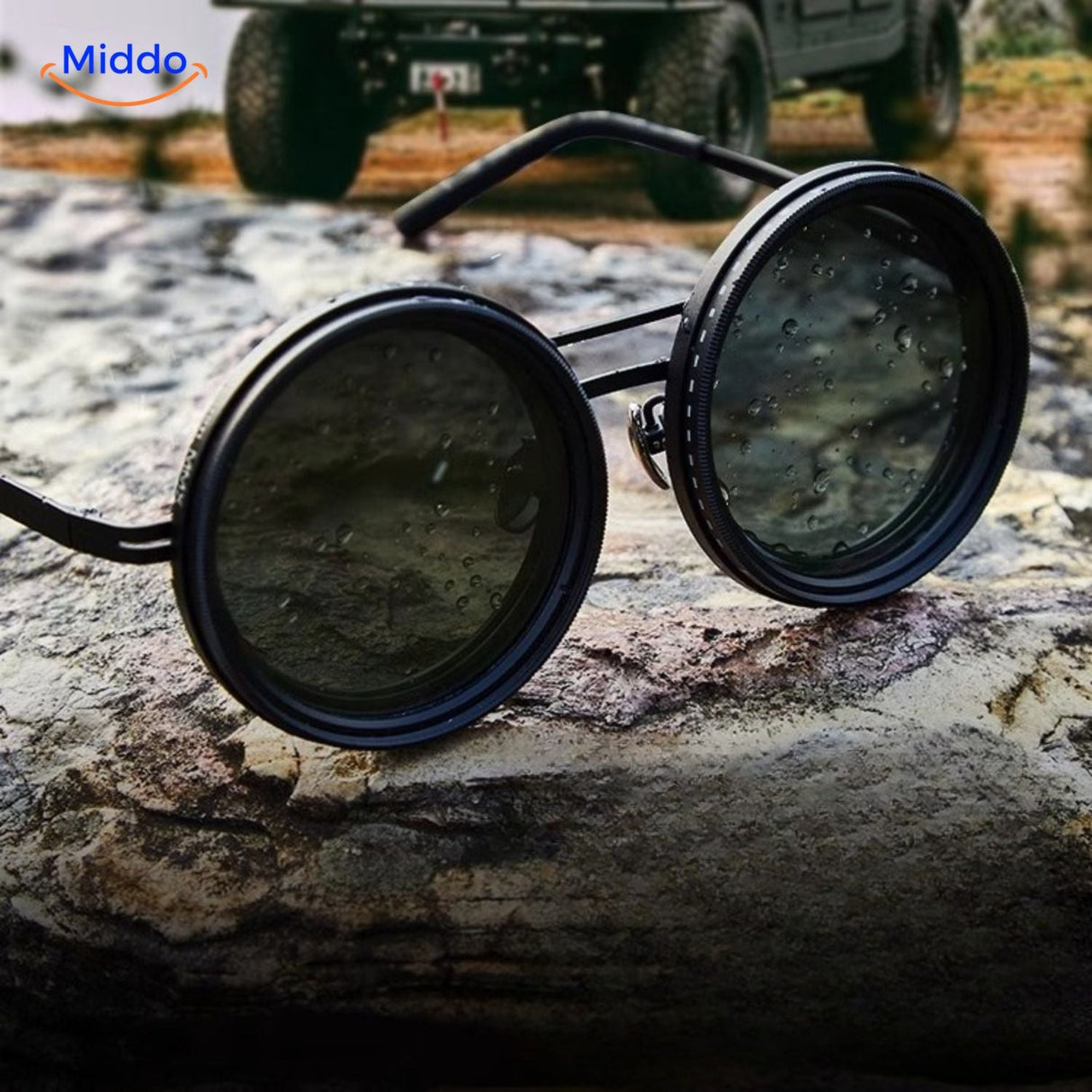 lunettes de soleil rondes posées sur un rocher en extérieur, style aventure robuste
