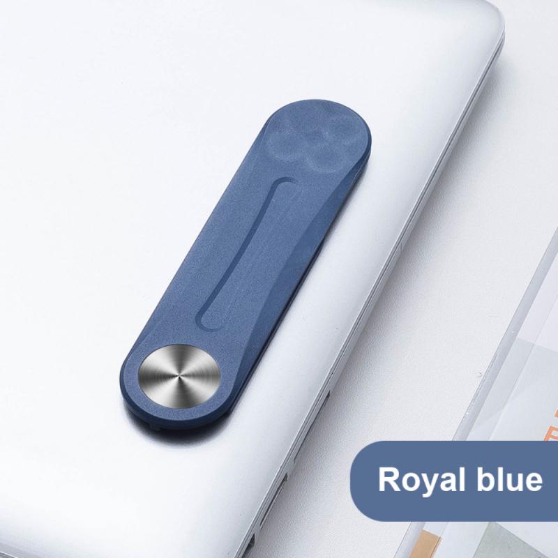 clip magnétique bleu replié et fixé sur un ordinateur portable