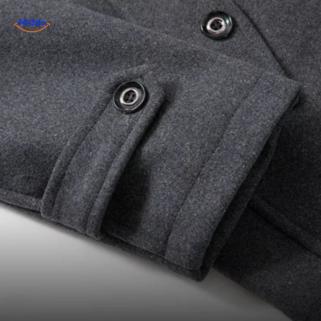 manteau en laine gris, gros plan sur la manche et la couture