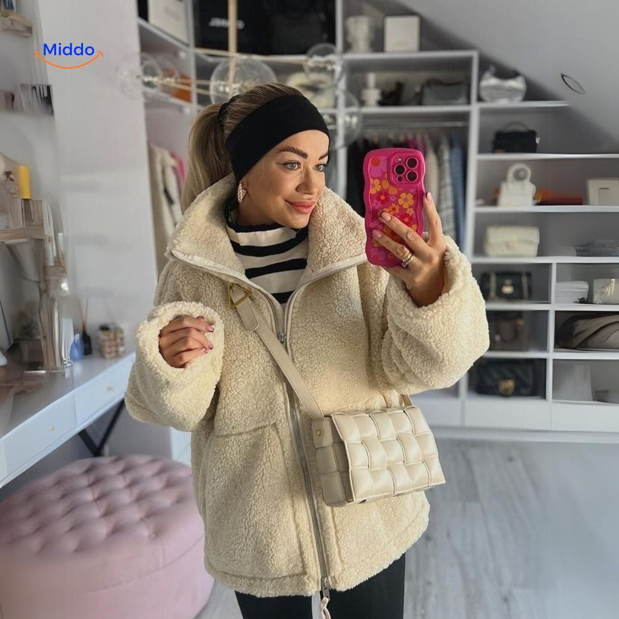 manteau teddy blanc avec détail rayures, texture douce et moelleuse visible