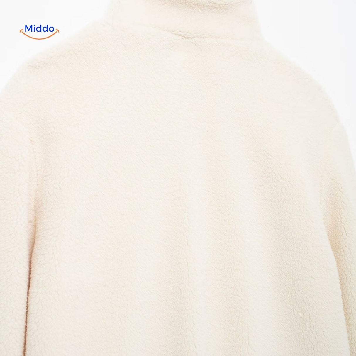 dos du manteau teddy blanc, coupe droite et matière pelucheuse bien visible