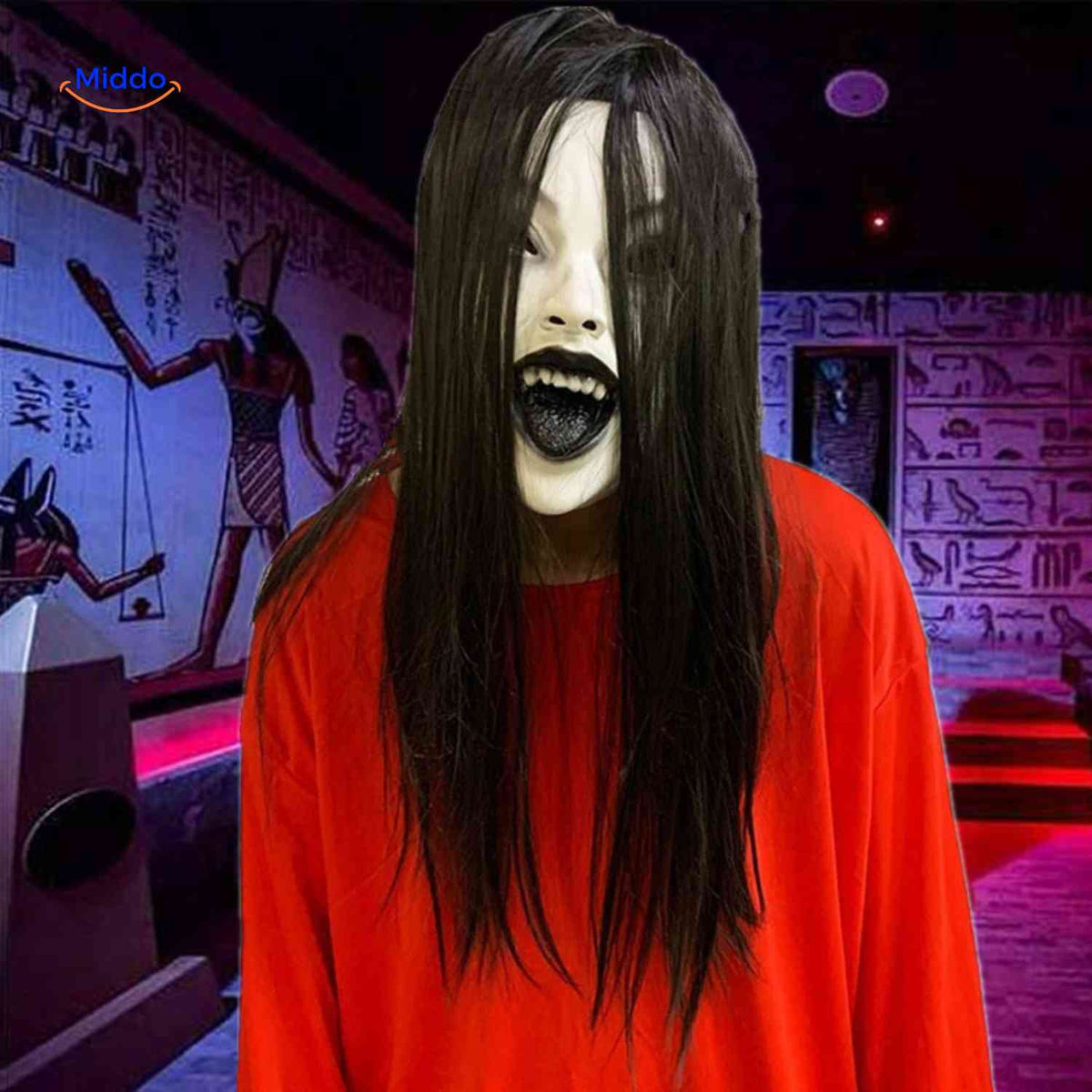 masque d'horreur halloween avec cheveux noirs et bouche grande ouverte en train de crier