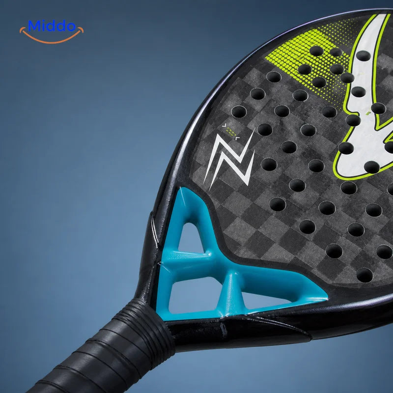 ApexTour raquette de padel: gros plan de la surface de frappe en carbone et du pont turquoise.