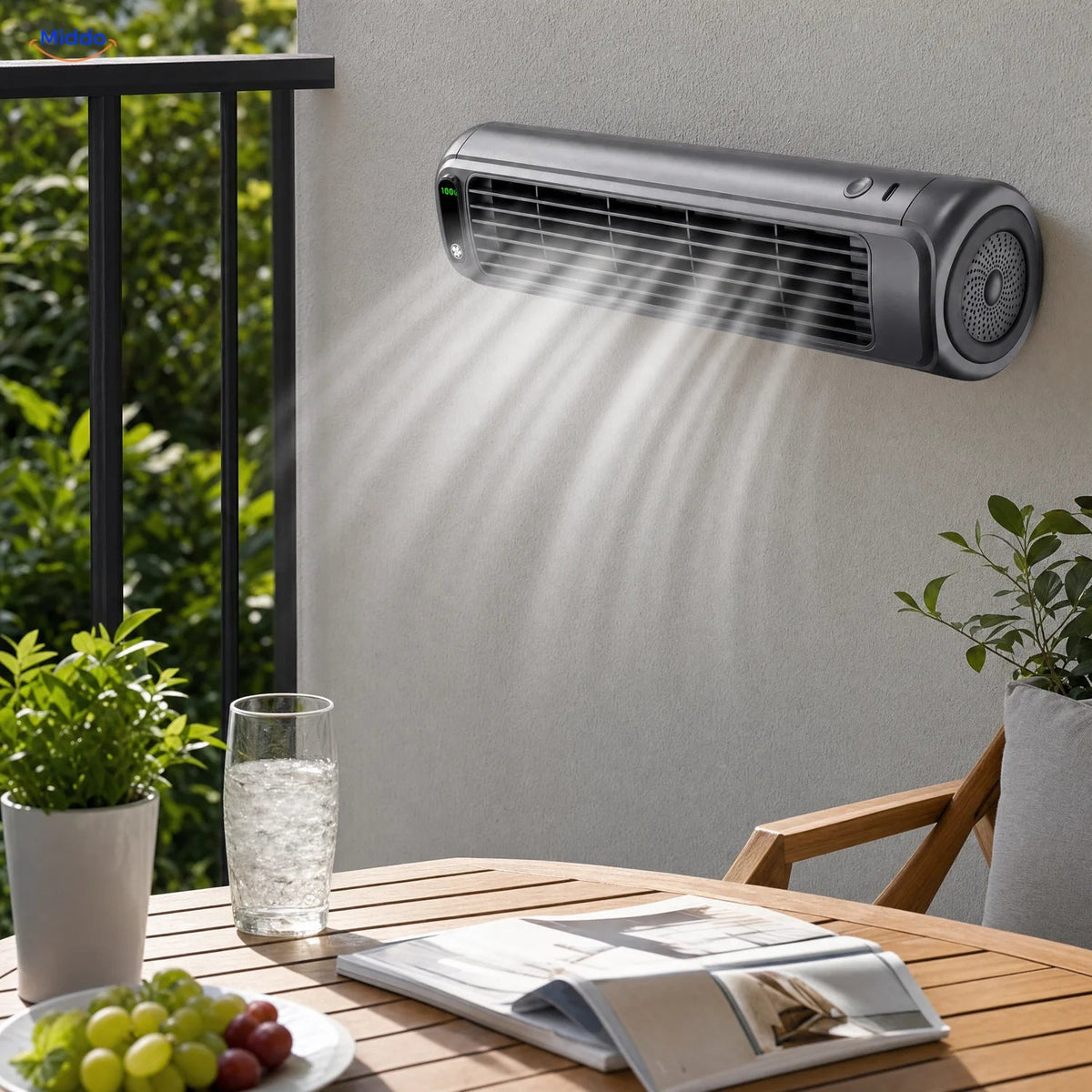 BreezeFlex ventilateur mural rechargeable: modèle gris au-dessus d’une table près d’une fenêtre.