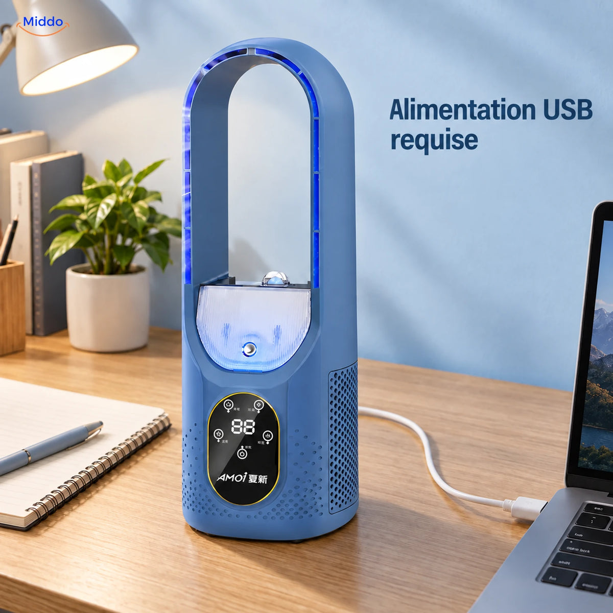 BreezeLite ventilateur USB de bureau: modèle bleu avec câble USB sur un bureau.