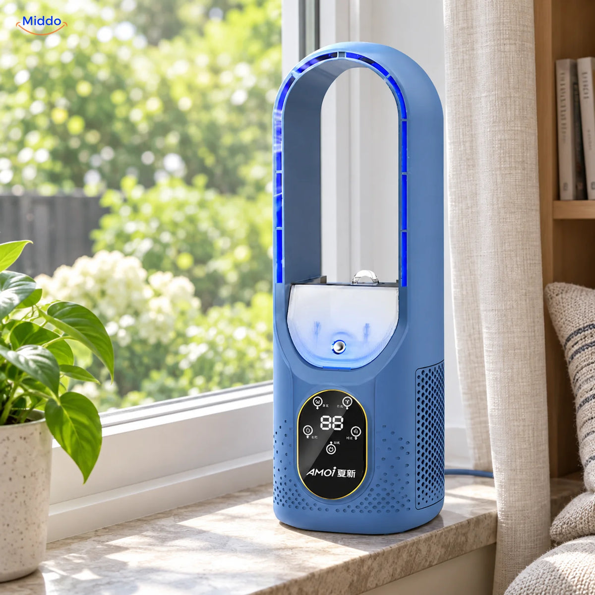 BreezeLite ventilateur USB de bureau: modèle bleu sur un rebord de fenêtre.
