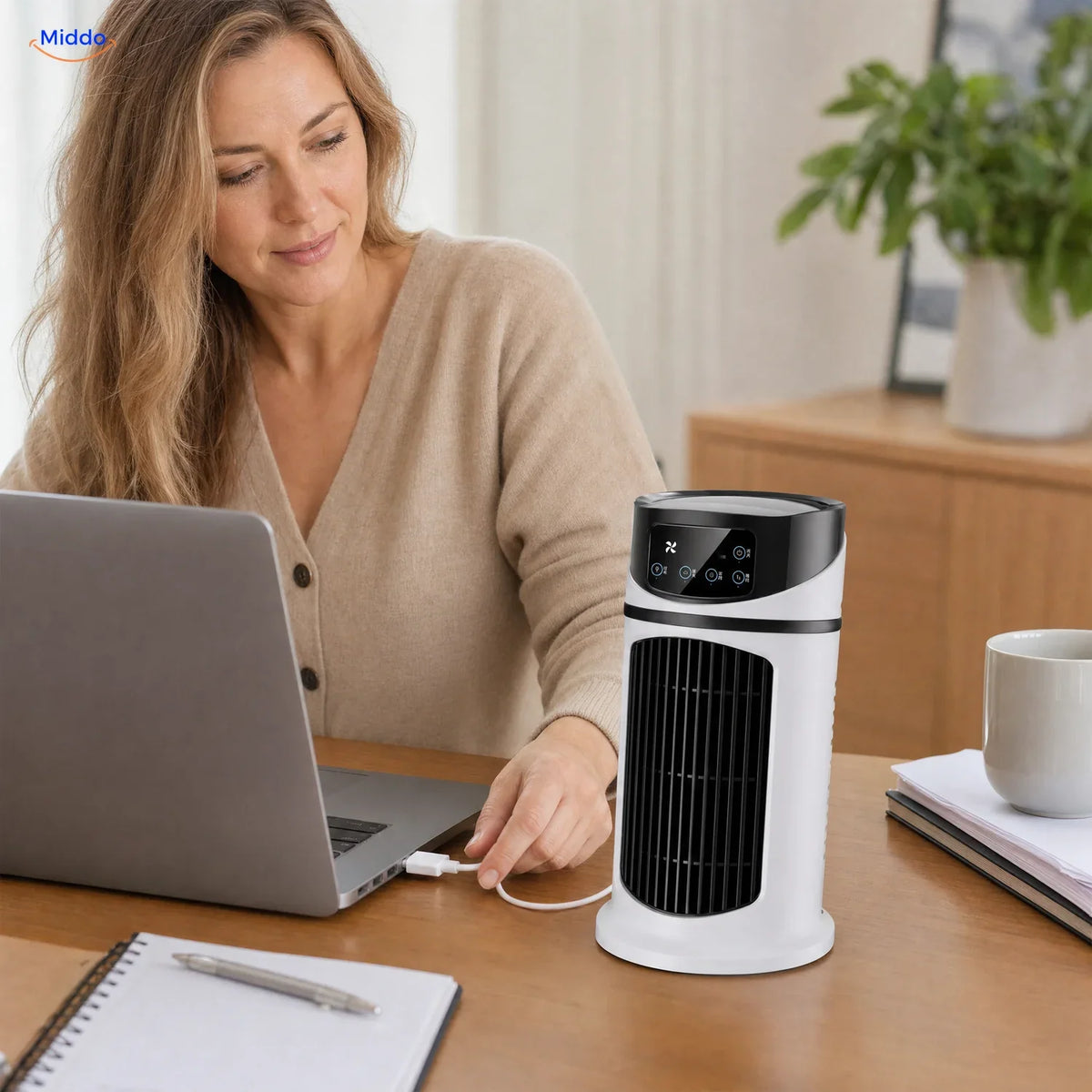 BreezeMist ventilateur USB de table avec brumisation: femme avec un ordinateur portable près du ventilateur.