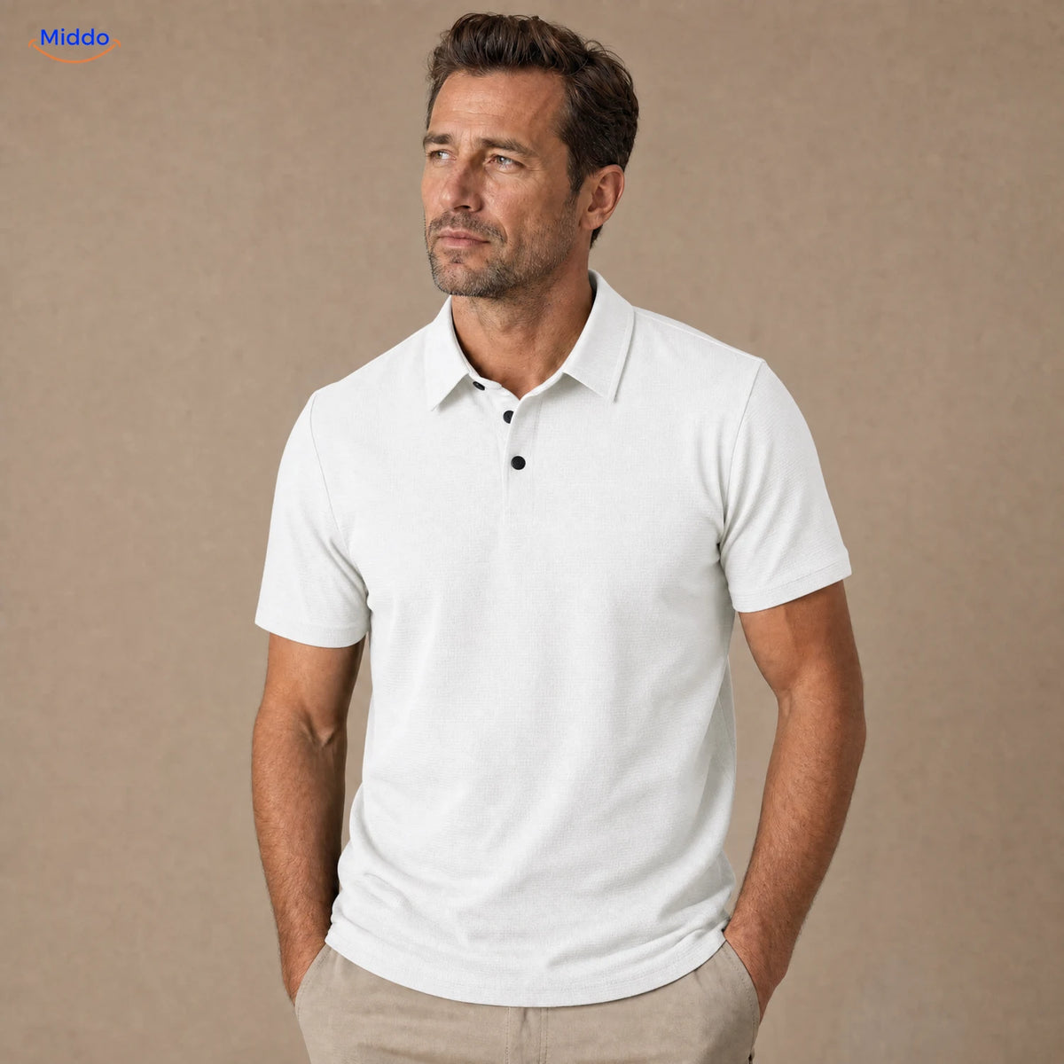 BreezeWear polo homme à manches courtes: modèle blanc porté par un homme.