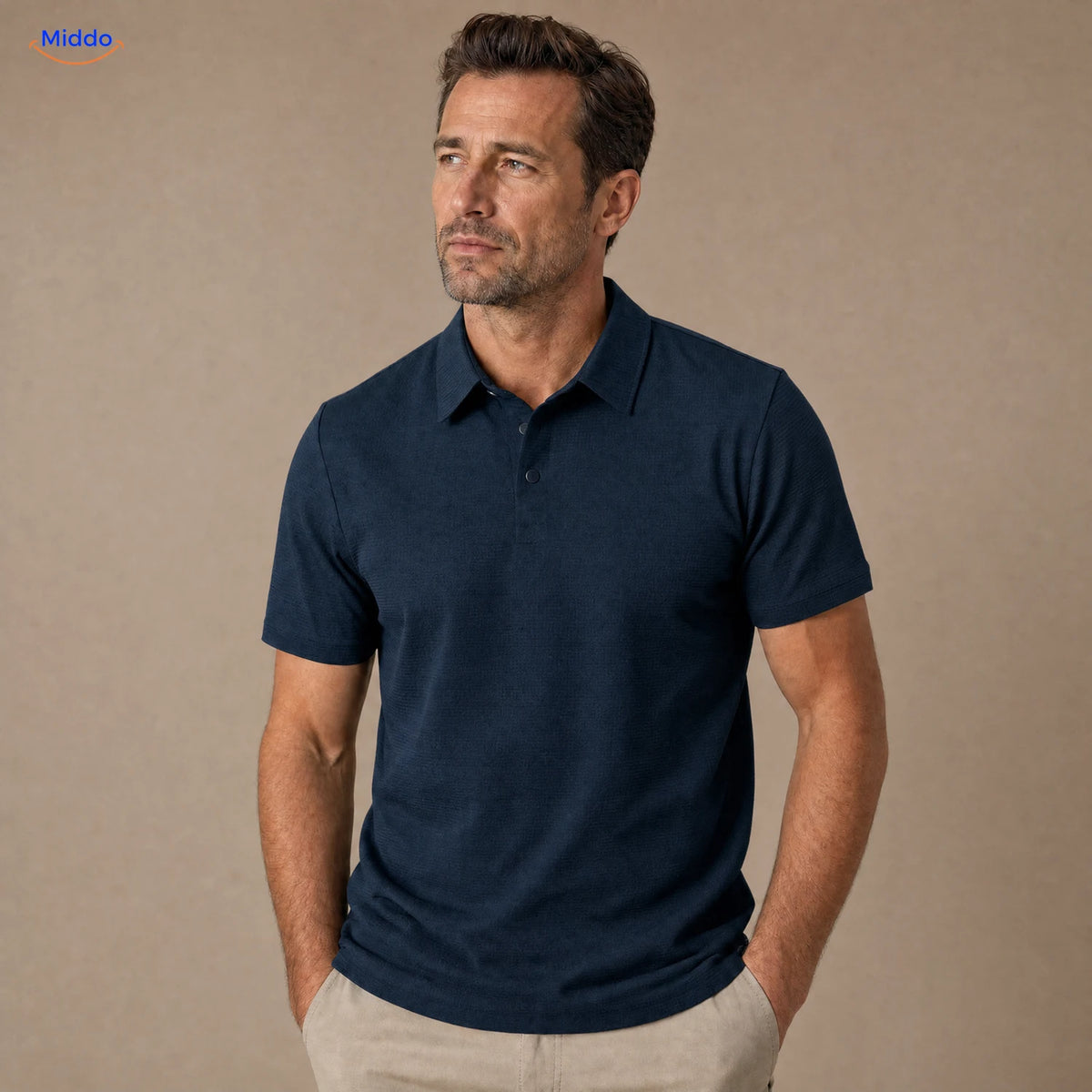 BreezeWear polo homme à manches courtes: modèle bleu marine porté par un homme.