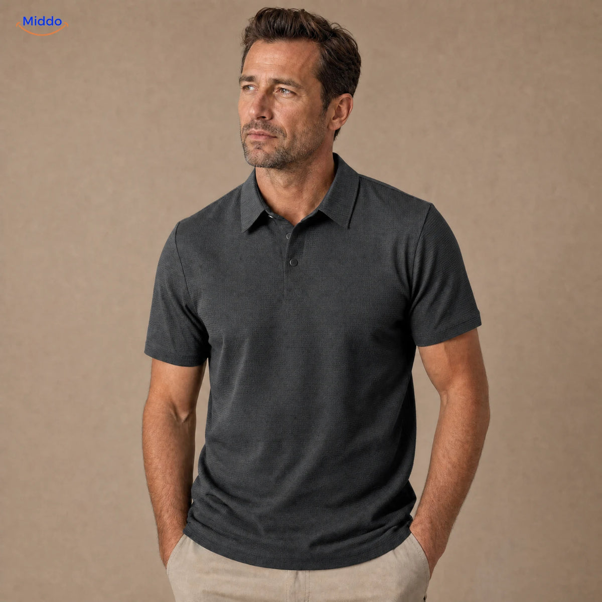 BreezeWear polo homme à manches courtes: modèle gris foncé porté par un homme.