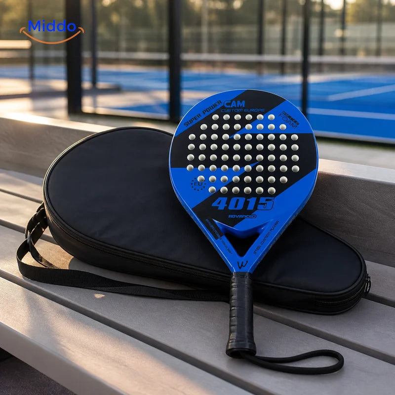 CourtMatch raquette de padel: raquette bleue avec housse sur un banc.