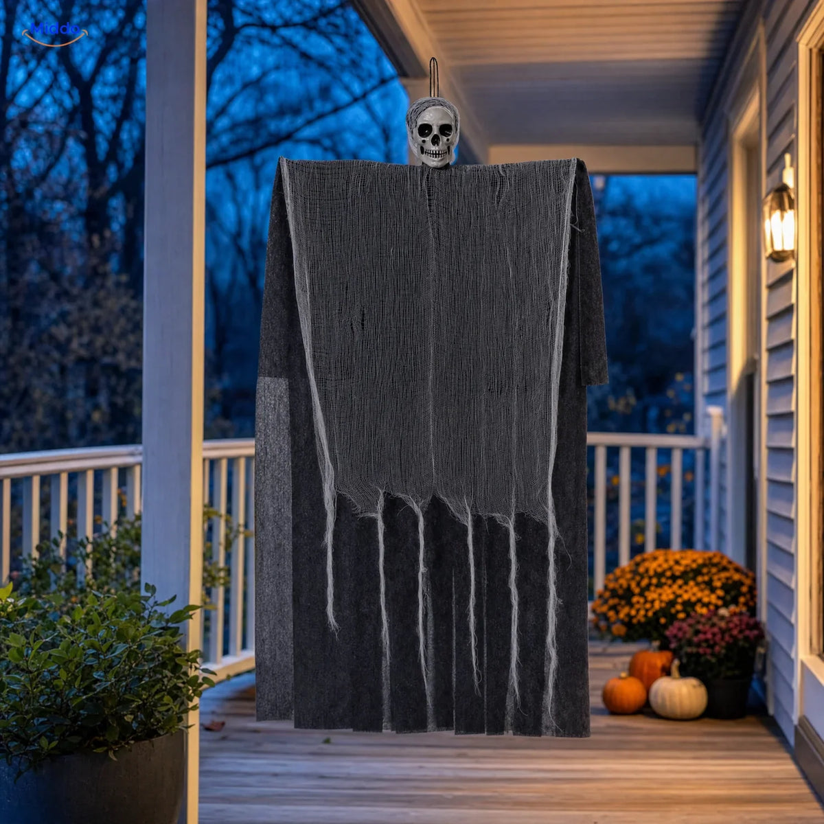 HauntCraft fantôme suspendu d’Halloween: décoration fantôme grise sur un porche le soir.
