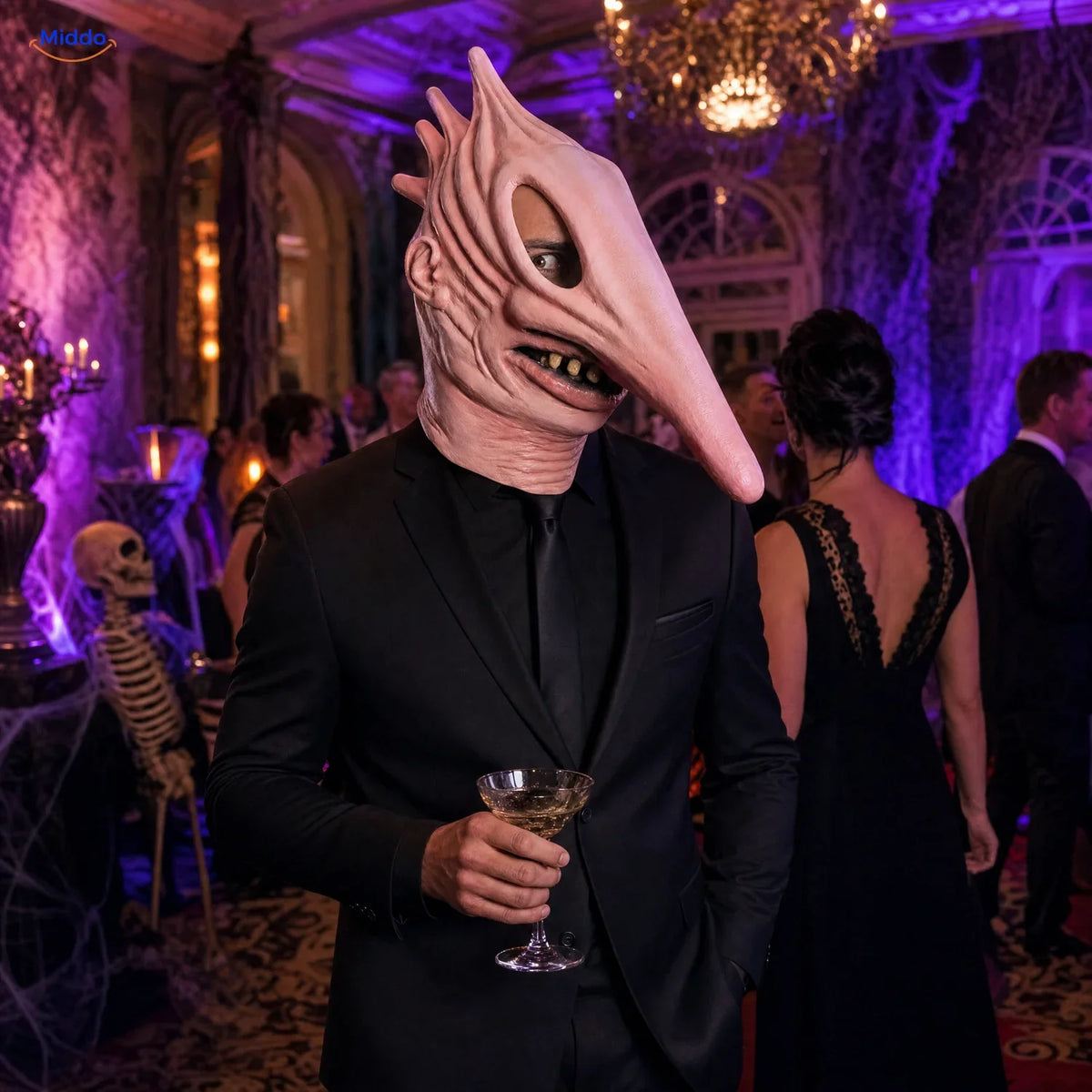 MaitlandMorph masque d’Halloween en latex: homme portant le masque Adam à long nez lors d’une fête.