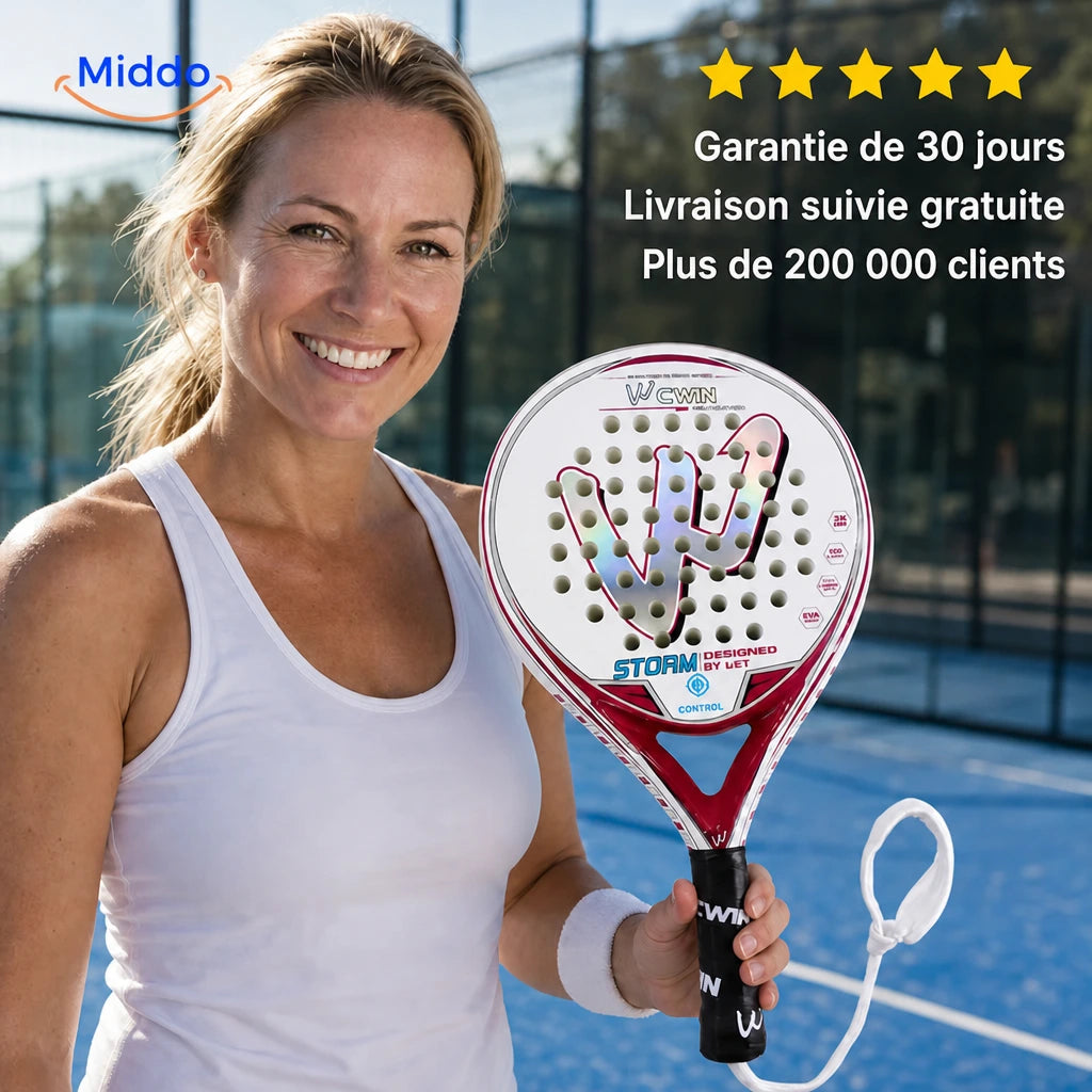PadelPro raquette de padel: joueuse tenant une raquette rouge et blanche au bord du terrain.