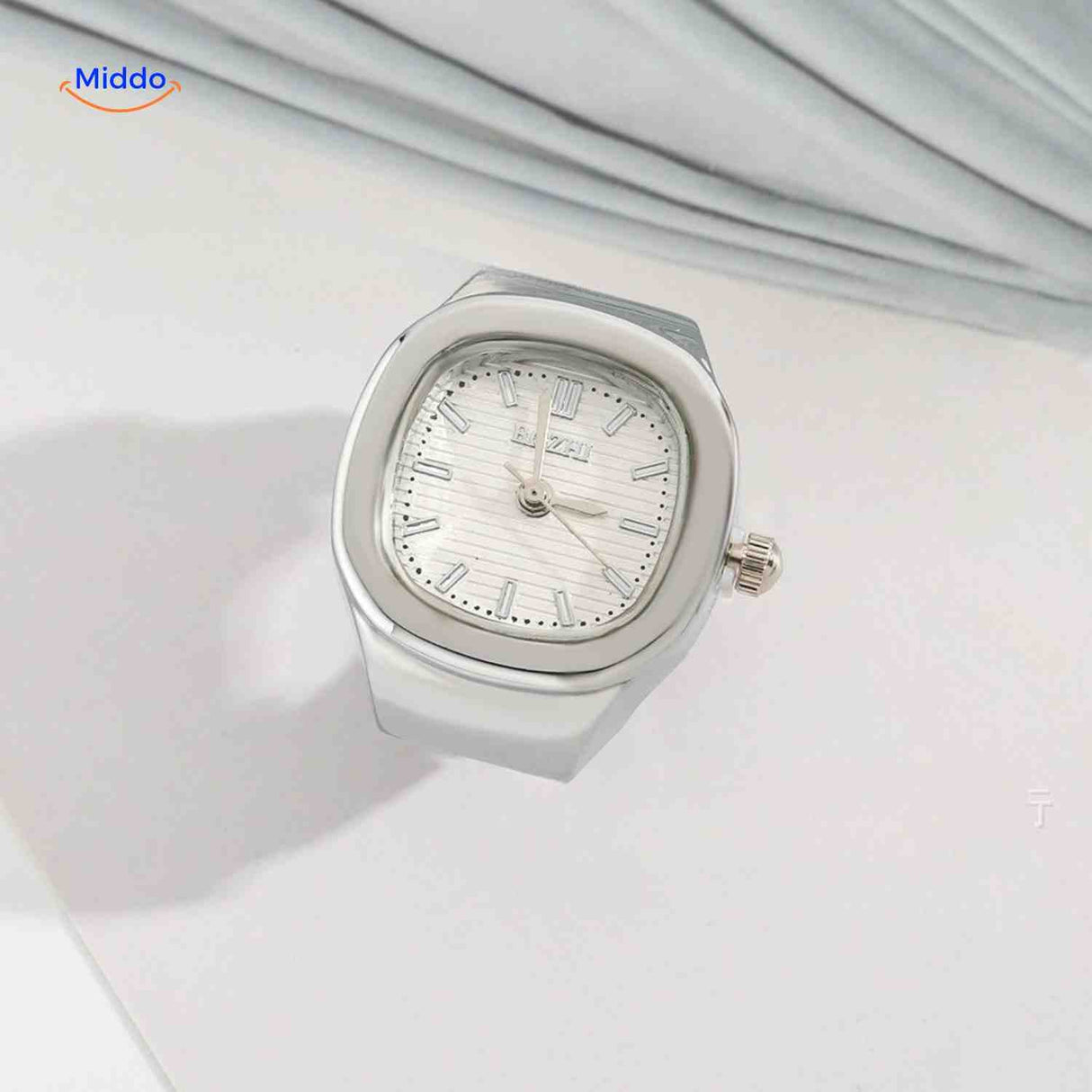 montre-bague en argent avec cadran blanc, design minimaliste et chic