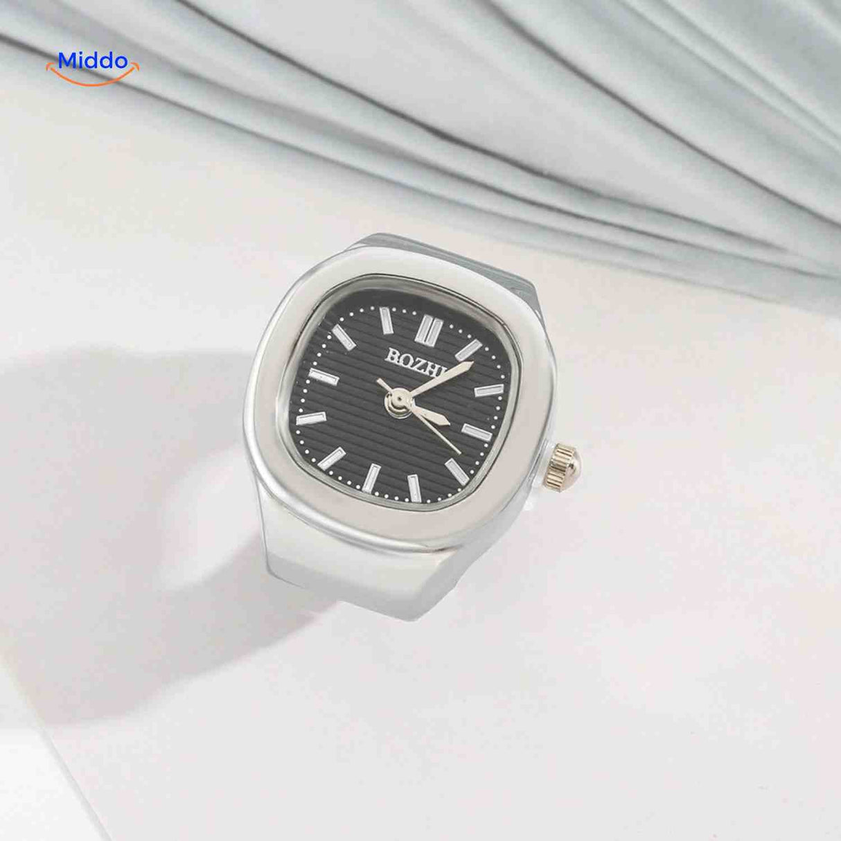 montre-bague en argent avec cadran noir, design sobre et contemporain