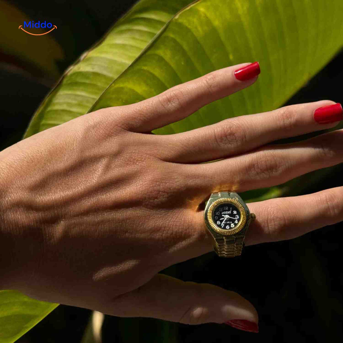 montre-bague dorée portée par une femme, look élégant et tendance