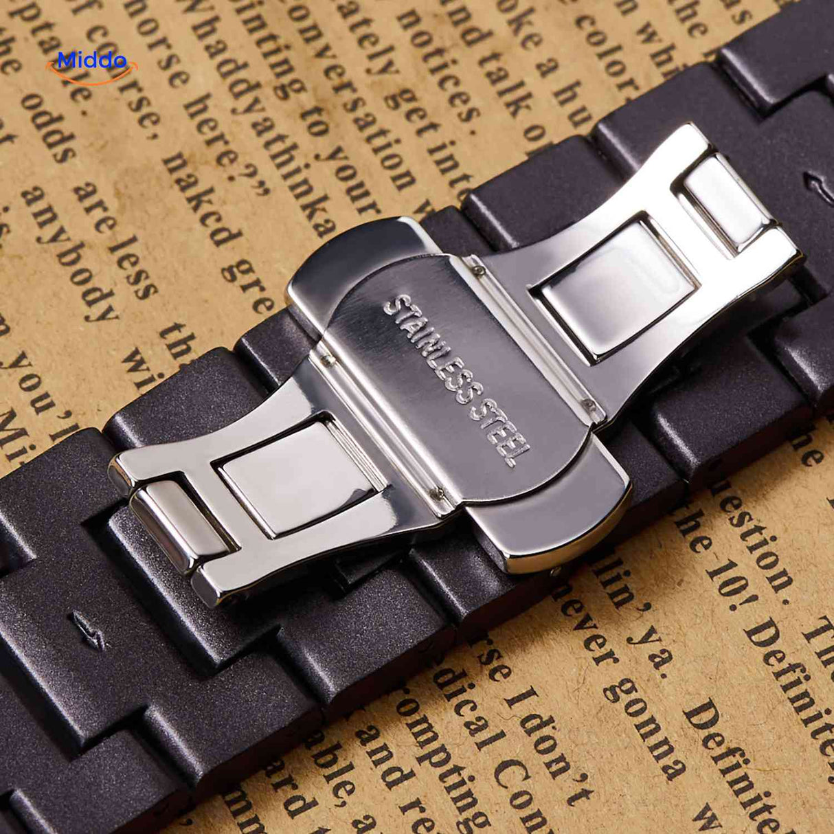 détail de la boucle en acier inoxydable de la montre en bois, finition robuste et durable