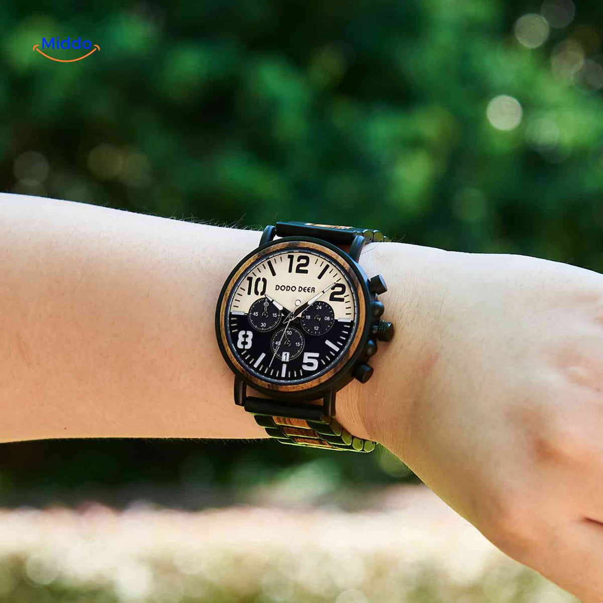 montre en bois chronographe portée à l'extérieur, finition naturelle élégante
