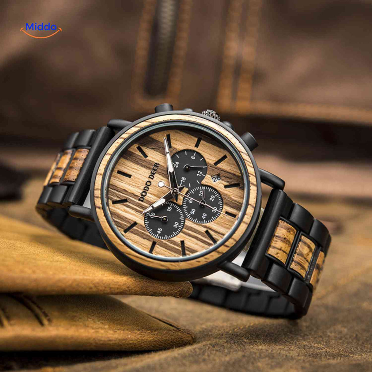 montre en bois chronographe posée à plat, vue de dessus sur le cadran et le bracelet bois