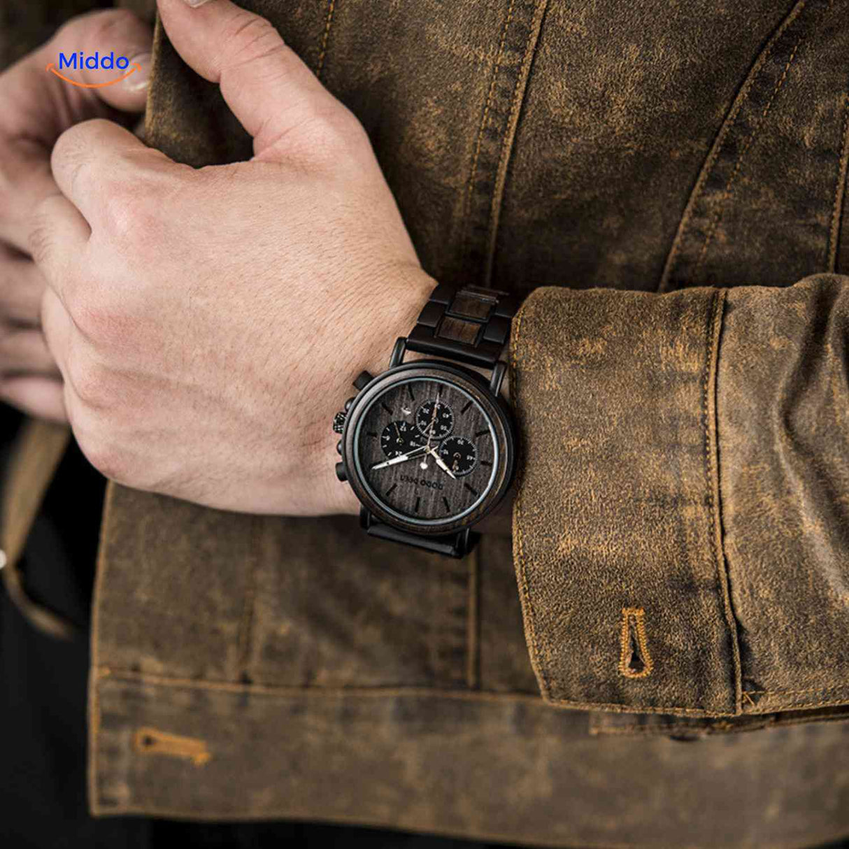 montre en bois chronographe portée avec une veste, look casual chic au quotidien