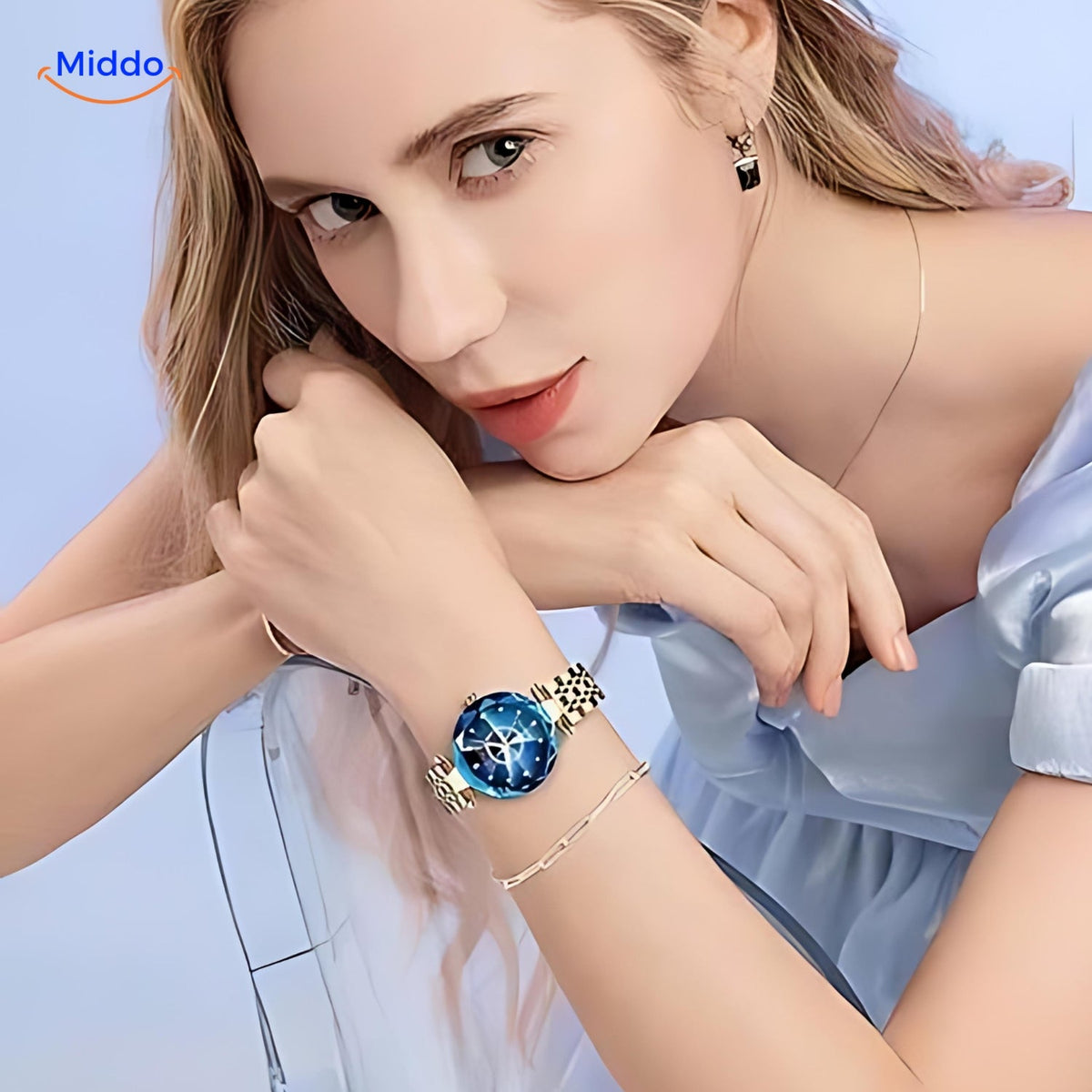 modèle portant la montre femme élégante en acier doré avec bracelet cuir