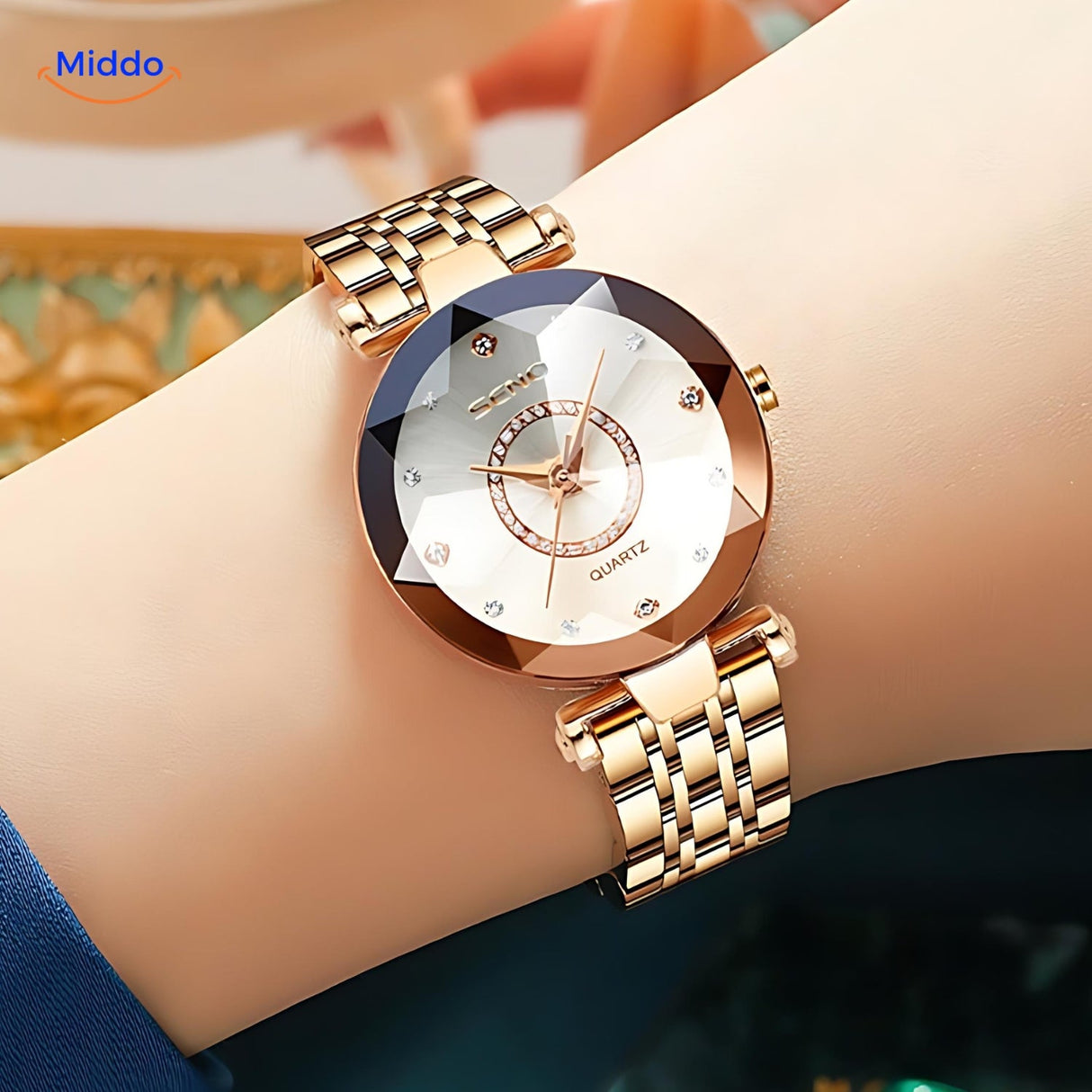 montre femme élégante or et cuir portée au poignet, vue rapprochée
