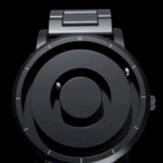 montre magnétique noire avec aiguilles qui se positionnent par attraction, animation en mouvement