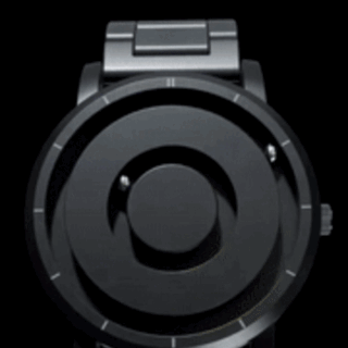montre magnétique noire avec aiguilles qui se positionnent par attraction, animation en mouvement