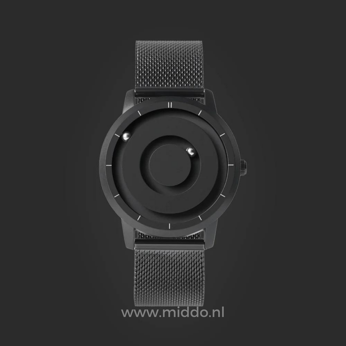montre magnétique noire au design minimaliste photographiée sur fond sombre, esthétique premium