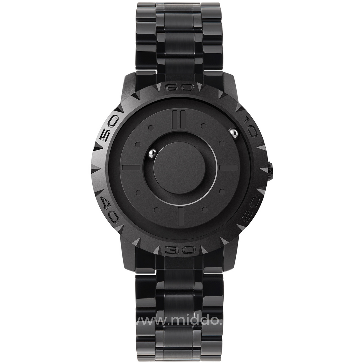 gros plan de la montre magnétique noire avec bracelet métallique, détail du cadran sans index