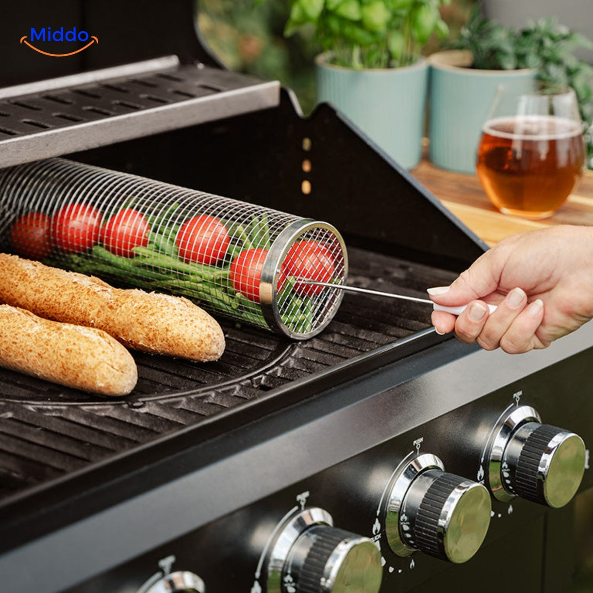 mains tenant un panier grill rempli de légumes frais prêts à cuire