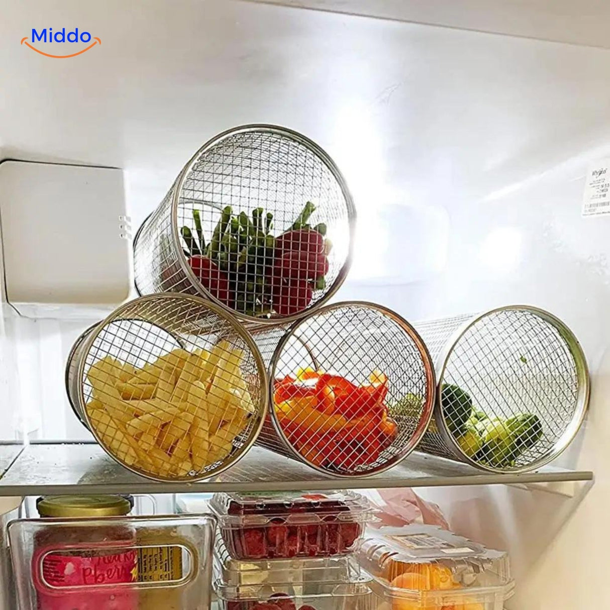 plusieurs paniers grill en acier inoxydable avec légumes présentés en cuisine