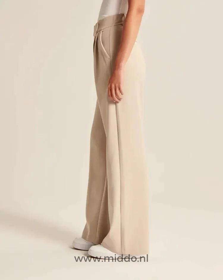 pantalon large femme beige vu de côté, porté avec des chaussures blanches