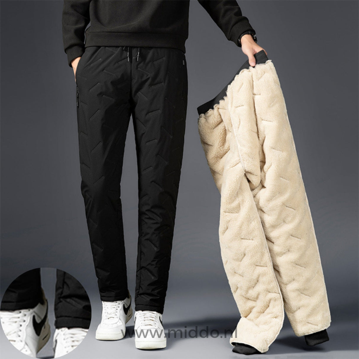 pantalon thermo noir présenté à côté de la doublure polaire beige retournée