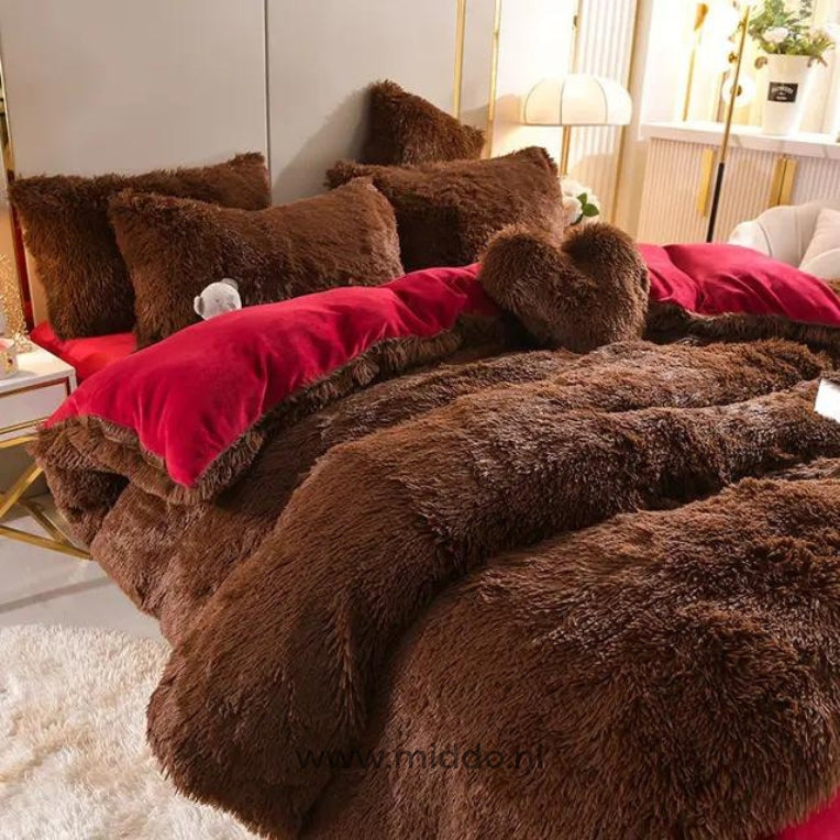 parure de lit polaire fluffy bordeaux 5 pièces avec coussin cœur offert, lit fait avec petit ours en peluche
