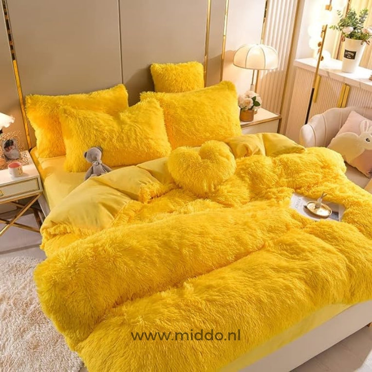 parure de lit polaire fluffy jaune 5 pièces avec coussin cœur offert, lit fait avec petit ours en peluche