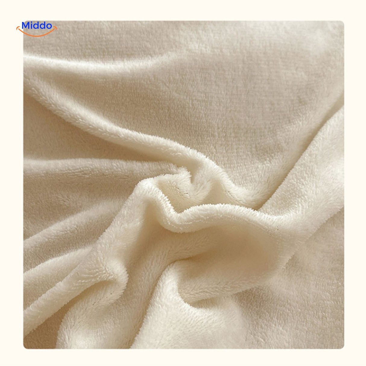 détail de la matière peluche blanche ultra-douce de la parure de lit en gros plan
